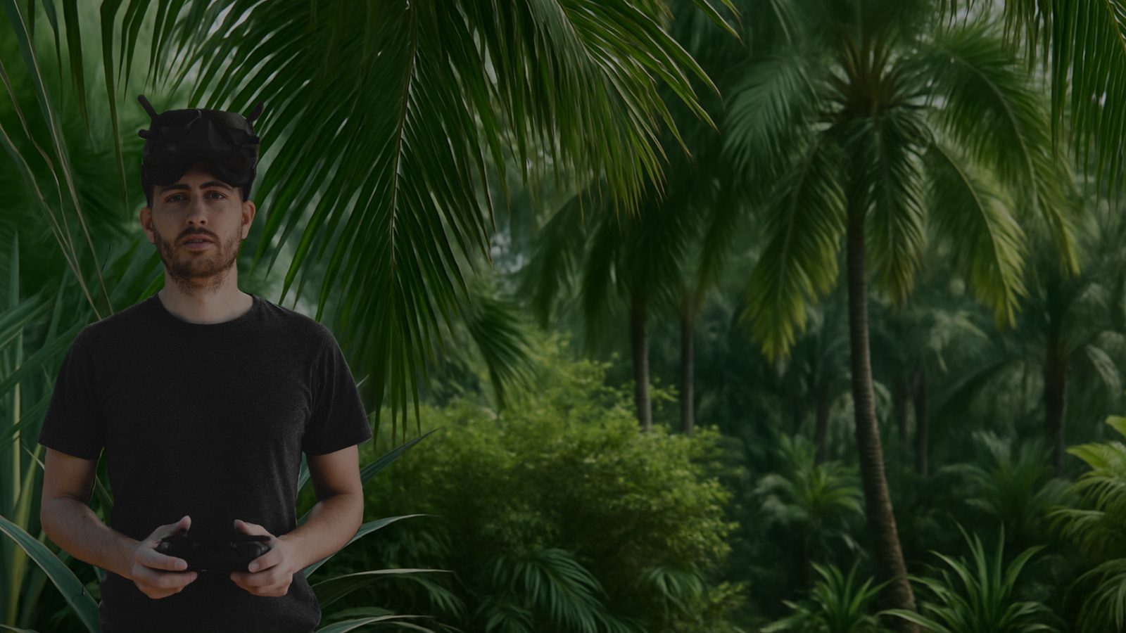 Raphael Faschang mit FPV-Brille und Fernsteuerung vor Palmen