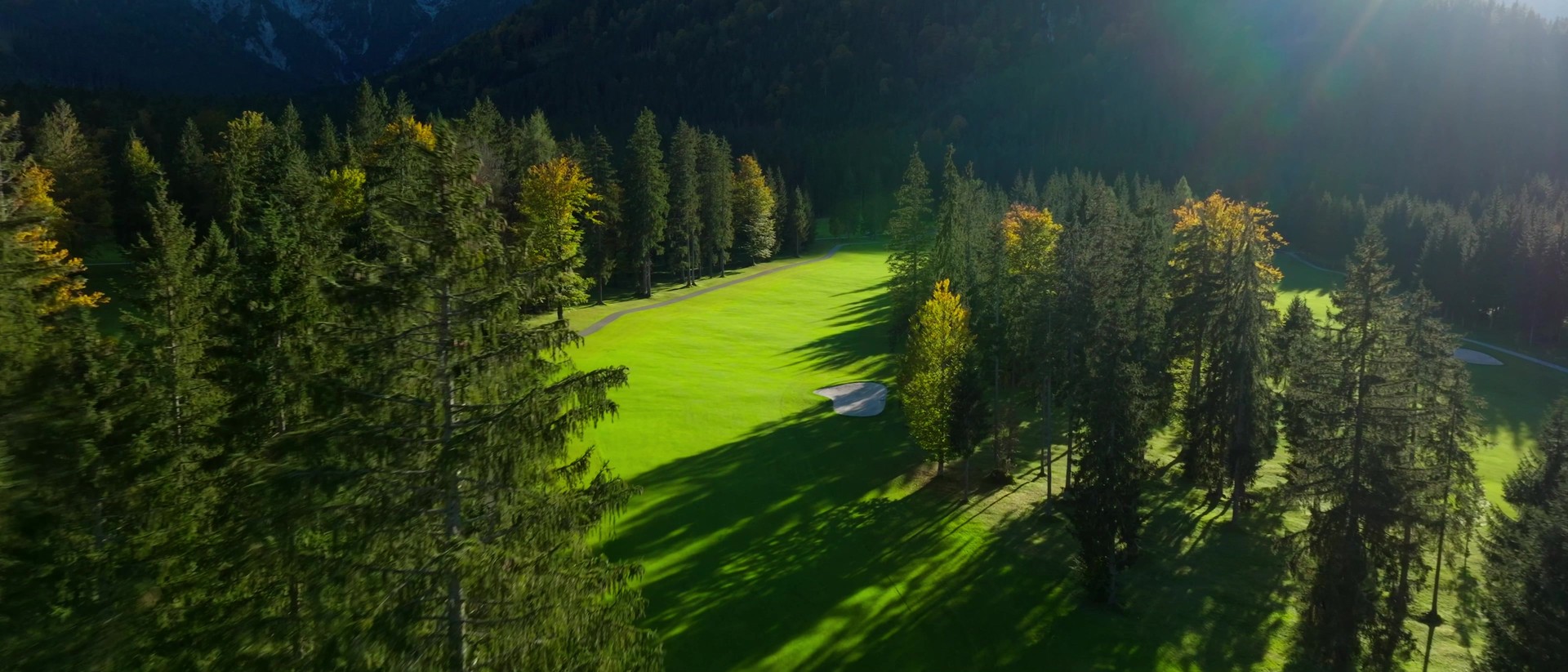 Sonnenlicht auf dem Golfplatz am Achensee